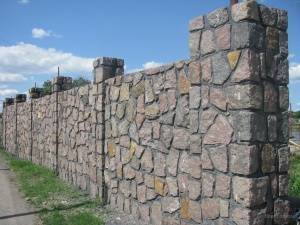 Возведение стены или ограждения из бутового камня или стеновых блоков
