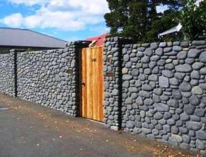 Забор из камня(каменный забор)